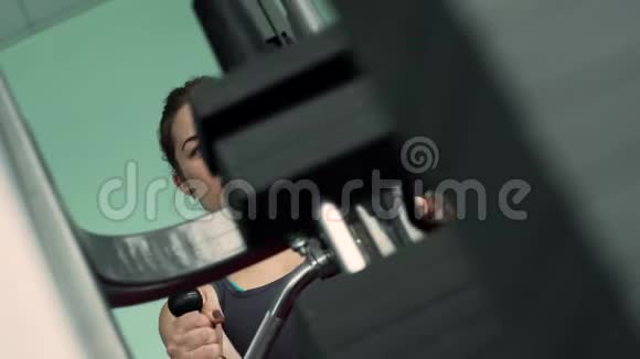 健身女子训练背部肌肉锻炼机视频的预览图