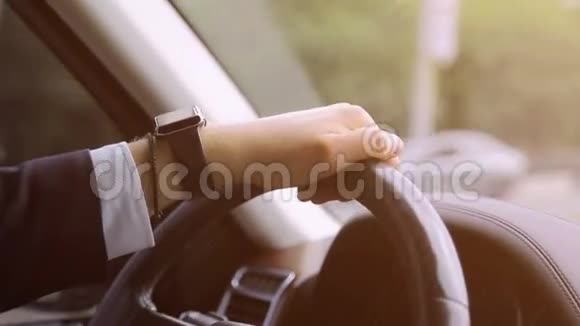 把手放在汽车的车轮上男性手和方向盘快起来视频的预览图