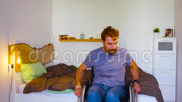 残疾人正在把轮椅换成床视频的预览图