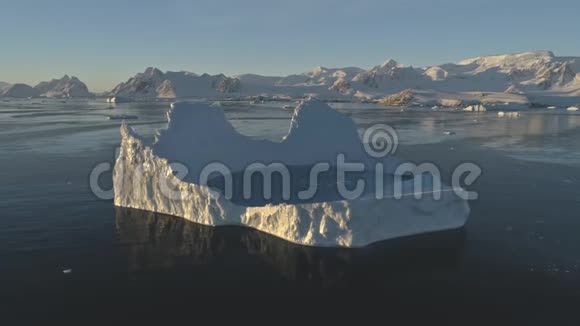 冰山游泳池融化清澈的海洋无人机空中景观视频的预览图
