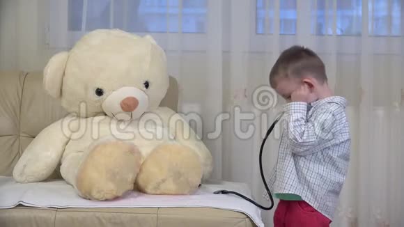 小孩医生咨询玩具熊玩具接吻视频的预览图