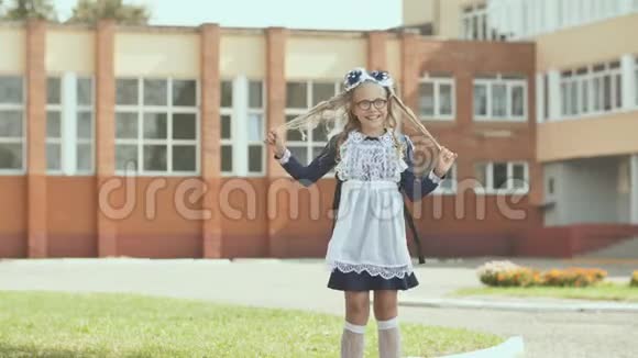 俄罗斯13岁的女学生带着背包心情很好视频的预览图