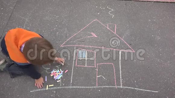 小孩子在沥青上画房子视频的预览图