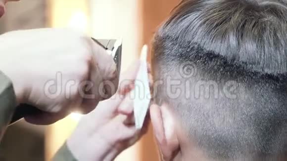 理发师用剪发器剪男孩头发视频的预览图