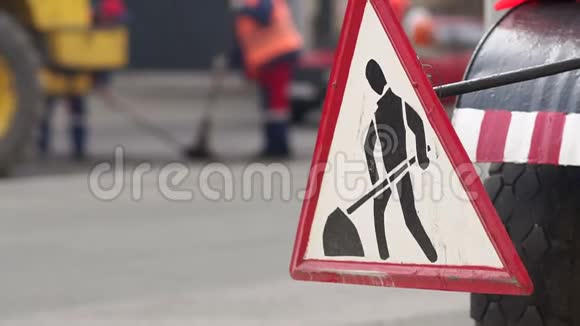 街道上的道路工程标志工人们把城市里的新沥青铺在路上视频的预览图