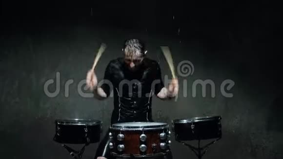 鼓手上的木棍和水珠四面八方飞舞视频的预览图