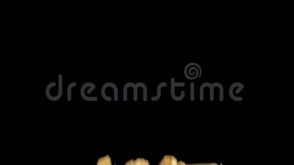 未煮熟的意大利通心粉面在黑色背景上上下飘落食物录像视频的预览图