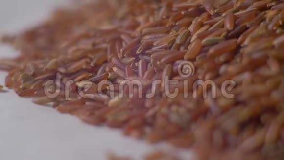 一堆红米向上倾泻下来红米特写慢动作食物录像视频的预览图