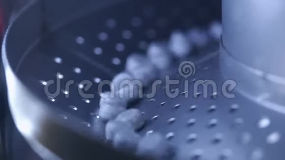 生产药丸片剂的过程工业制药概念工厂设备和机器很多药丸视频的预览图