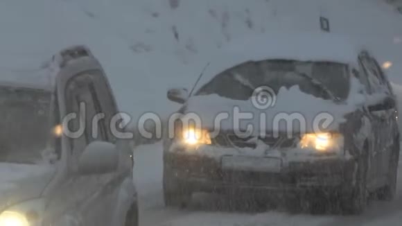 路上的雪有很多雪的汽车在行驶视频的预览图