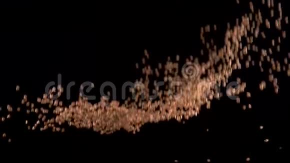 荞麦飞起来落在黑色的背景上慢动作食物录像视频的预览图