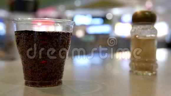 桌上放一杯可口可乐和胡椒粉视频的预览图