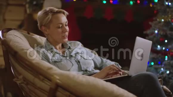 圣诞夜成年女性在笔记本电脑上视频聊天视频的预览图