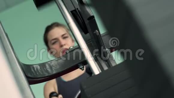 健身女子训练背部肌肉锻炼机视频的预览图