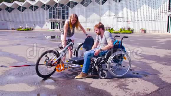 残疾人正在把轮椅换成手提自行车视频的预览图