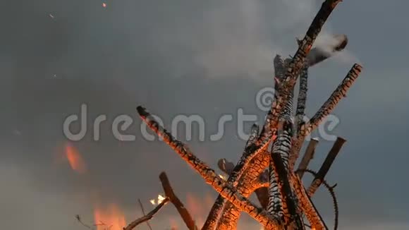 傍晚天空的大篝火背景视频的预览图