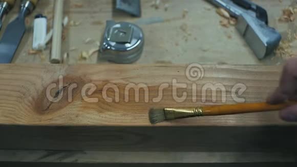 人清洁木板上的胶刷视频的预览图