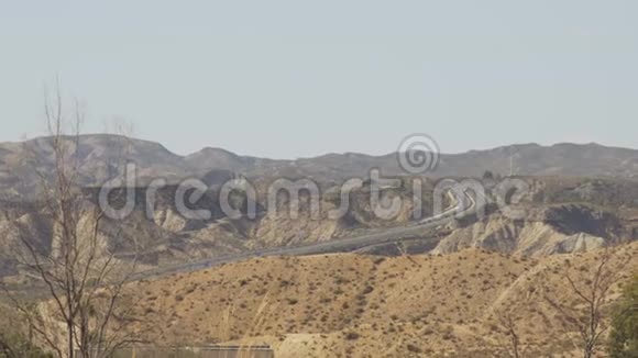 沙漠中央的高速公路视频的预览图