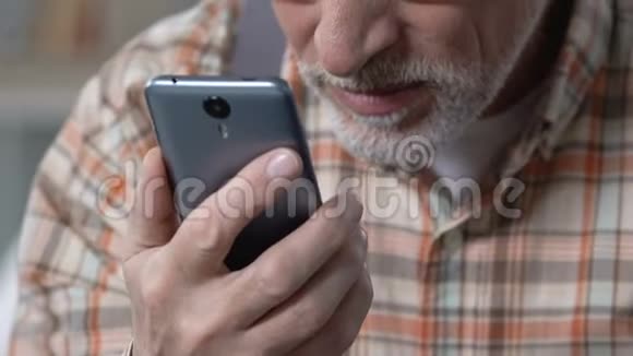 老年人在智能手机上阅读信息视力差现代技术视频的预览图