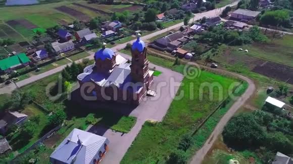 俄罗斯村庄的老教堂航空录像拍摄03视频的预览图