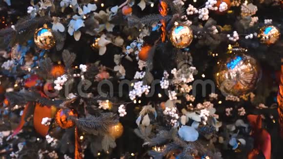 圣诞树上的装饰寒假北方的象征摘要bokeh背景视频的预览图