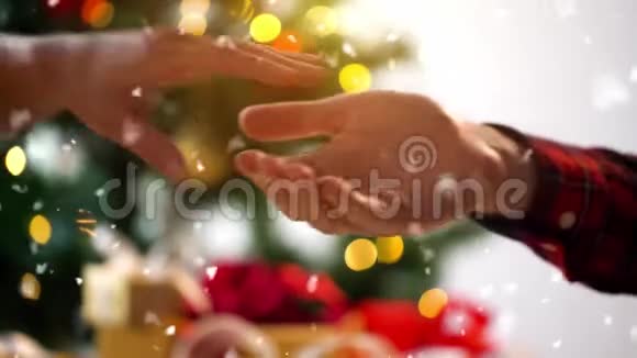 圣诞节时戴着钻石戒指的情侣手视频的预览图