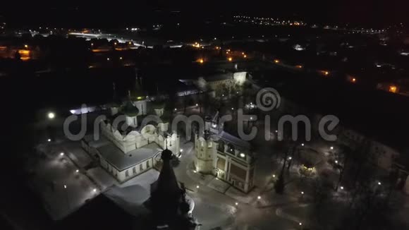围绕着令人惊叹的穹顶旋转着1222年在苏兹达尔的圣母航行大教堂的星星视频的预览图