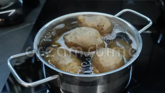煮土豆的过程厨师用平底锅在炉子上煮土豆健康的熟食聪明的厨房蔬菜用锅煮视频的预览图