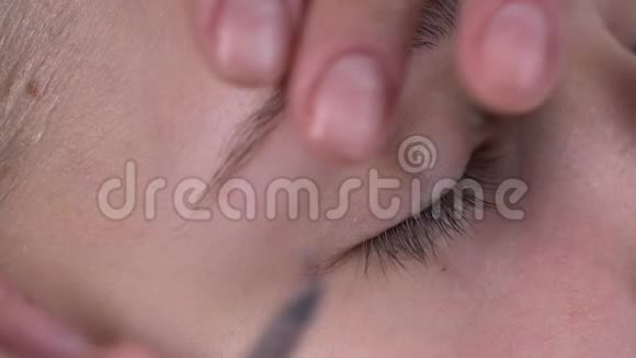 专业化妆师应用睫毛延伸为活动做准备视频的预览图