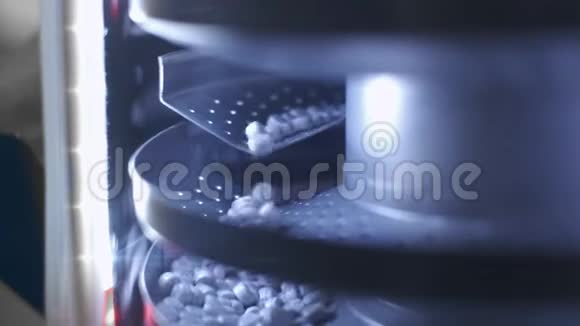 生产药丸片剂的过程工业制药概念工厂设备和机器很多药丸视频的预览图