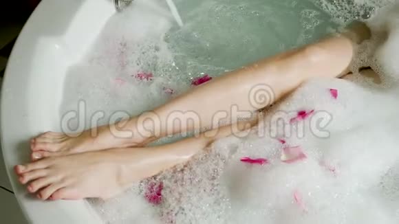 圆形泡泡浴是女孩视频的预览图