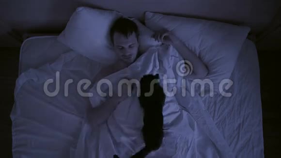 失眠的概念英译汉1晚上睡觉的人睡不着视频的预览图