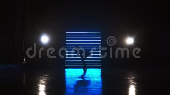 跳舞的女孩的剪影视频的预览图