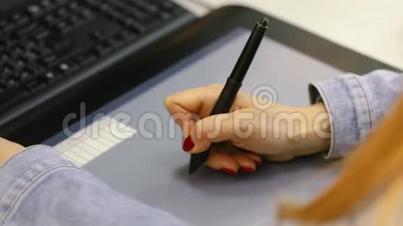 装饰的女人在平板上画画女孩用平板电脑画手特写视频的预览图
