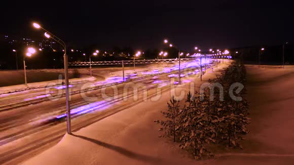 夜间冬季交通视频的预览图