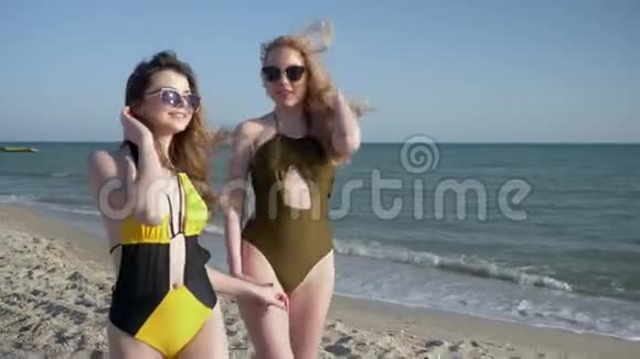 节日快乐穿着泳衣微笑的女人在海滨慢跑时挥舞双手视频的预览图
