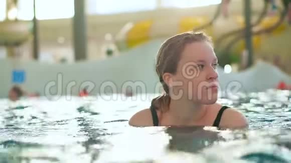 在公共室内水上乐园泳池里的少女视频的预览图