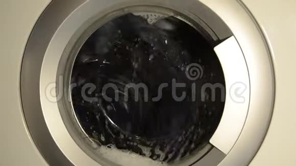 洗衣房在洗衣机里洗视频的预览图