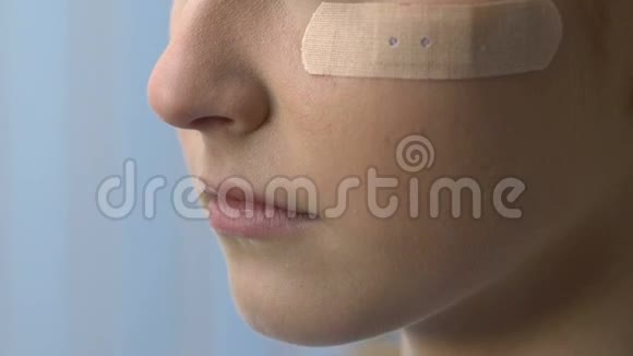 护士从病人脸上取膏药预防疤痕愈合视频的预览图
