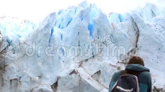 小个子和巨大的冰视频的预览图