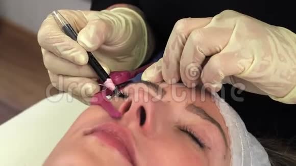 美容师在化妆室做深色头发的微白手术视频的预览图