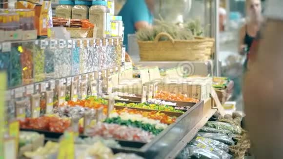 著名的梅尔卡多中央市场或中央市场的糖果摊西班牙瓦伦西亚视频的预览图