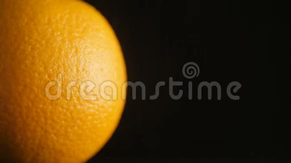 带有水滴的橙色旋转成一个圆圈从侧面浇灌雨水健康的食物概念热带水果宏观维德视频的预览图