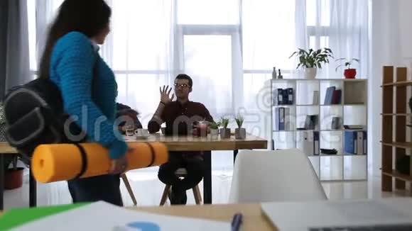 一位运动型的办公室女性来这里做瑜伽垫视频的预览图