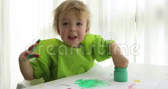 幼儿画手指型颜料视频的预览图