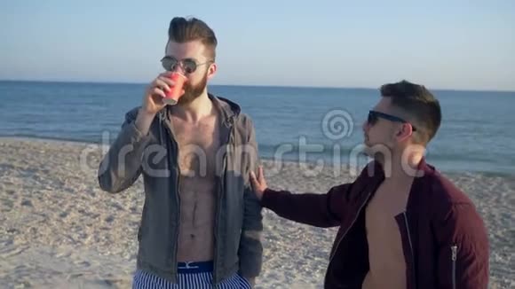 朋友休闲戴眼镜的人在海滨休闲时喝饮料视频的预览图