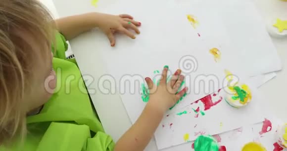 幼儿画手指型颜料视频的预览图