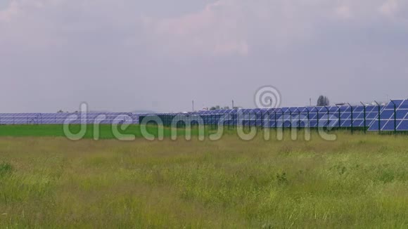 太阳能公园太阳能电池板与绿草地相连视频的预览图