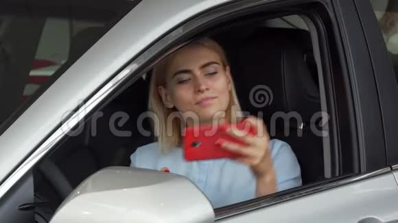 漂亮的女司机拿着车钥匙自拍视频的预览图