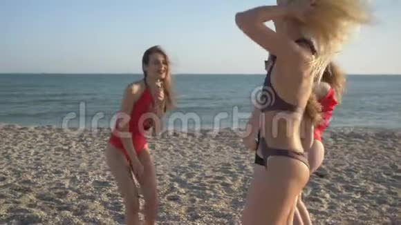 在海上聚会和穿着泳衣的女孩一起玩周末在海滩上跳舞视频的预览图
